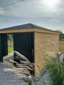 Nowoczesna altana z lamelami w kolorze czarnym