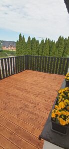 Taras świerkowy w miodowym kolorze