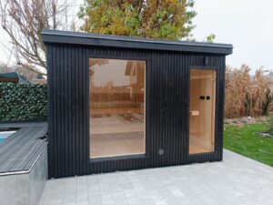 Sauna z deską elewacyjną malowaną na czarno