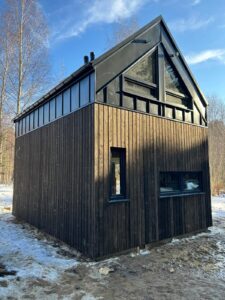 Nowoczesny dom letniskowy z szorstką elewacją